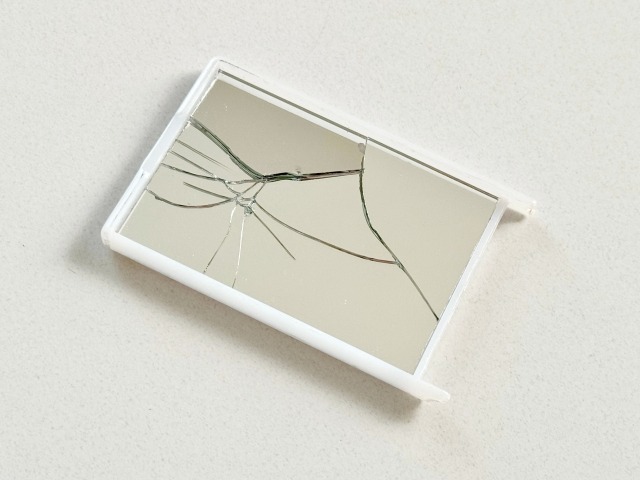 鏡面が割れた手鏡