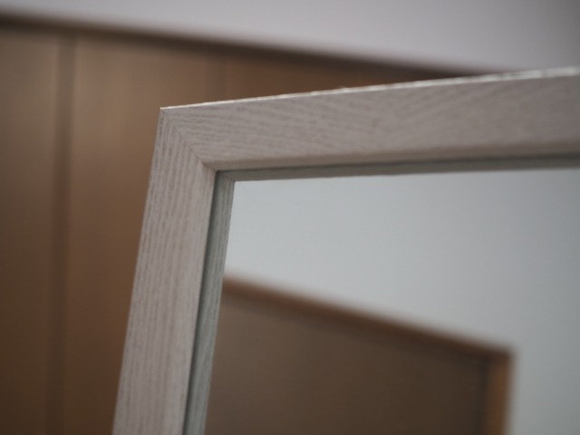 室内に置かれた全身鏡