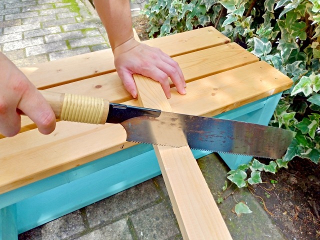 ノコギリで切断する木材