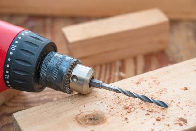 ドリルで木くずが散った木材