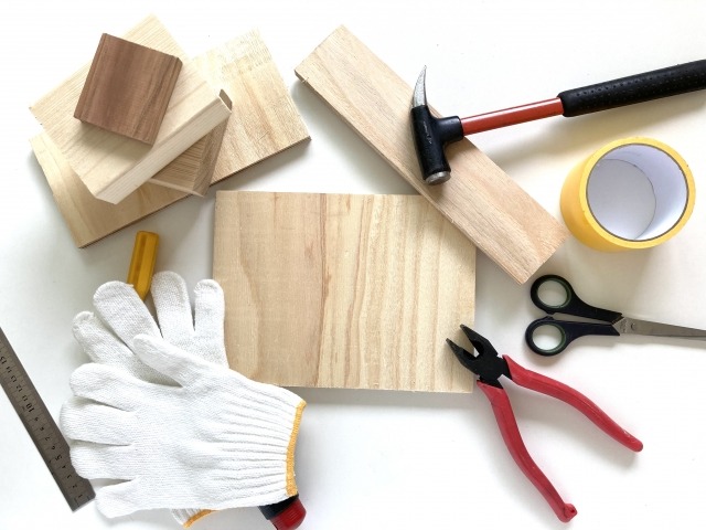 さまざまなサイズの木材とDIY用具