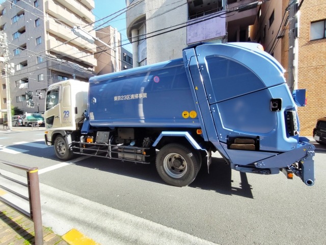 車道を走るゴミ収集車