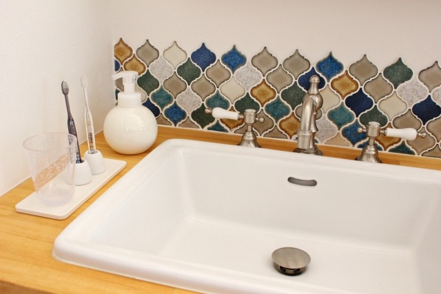 珪藻土製のプレートが置かれた洗面台