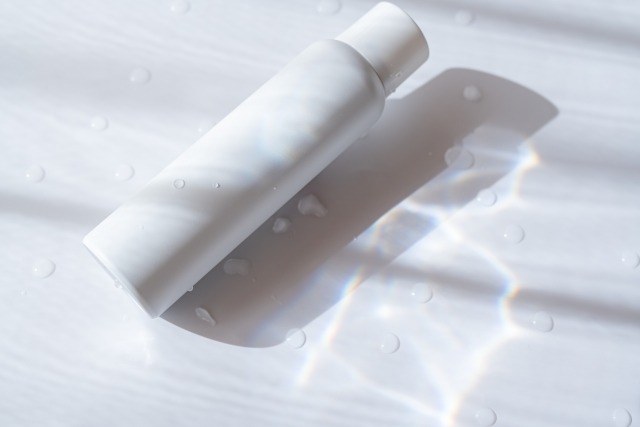 テーブルに転がる白いスプレー缶