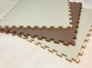 ジョイントマットの捨て方！素材別の処分方法や切って無料で捨てるポイントを解説