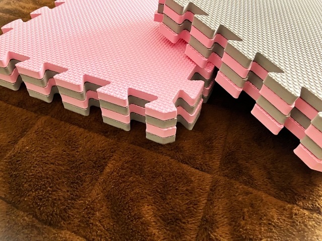 重ねて置かれたピンクとグレーのジョイントマット