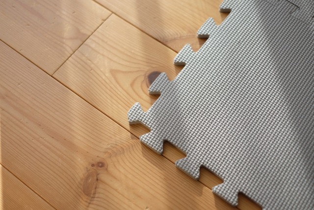 フローリングに置かれたグレーのジョイントマット