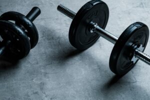 ダンベルの捨て方は？処分方法と費用相場・自治体別ルールを解説