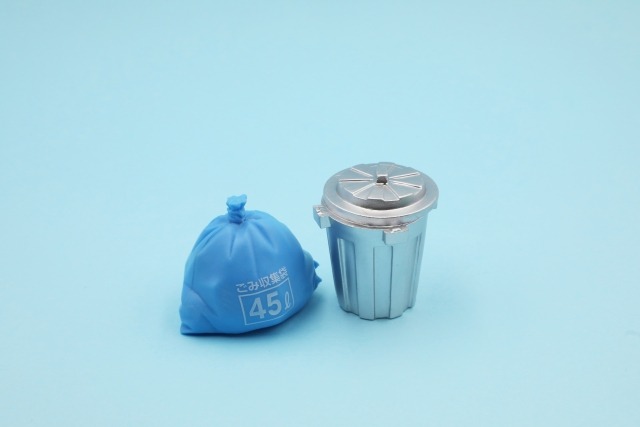 ミニチュアのごみ箱とごみ袋