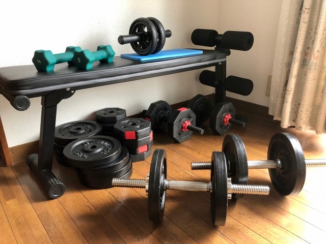 室内に置かれたダンベルなど筋トレ器具