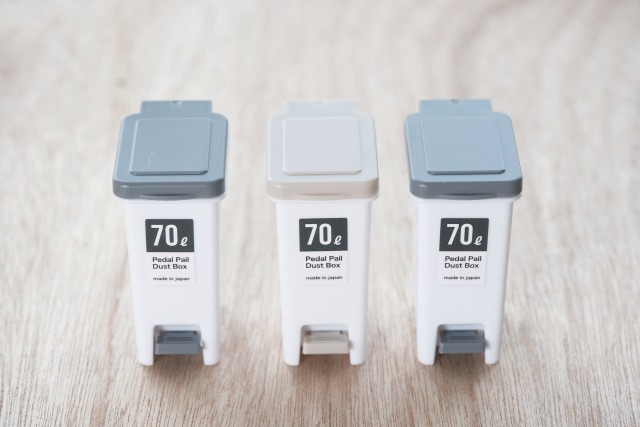 ミニチュアの蓋付きゴミ箱