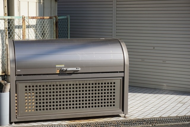 街中に設置された鍵付きのゴミ集積所