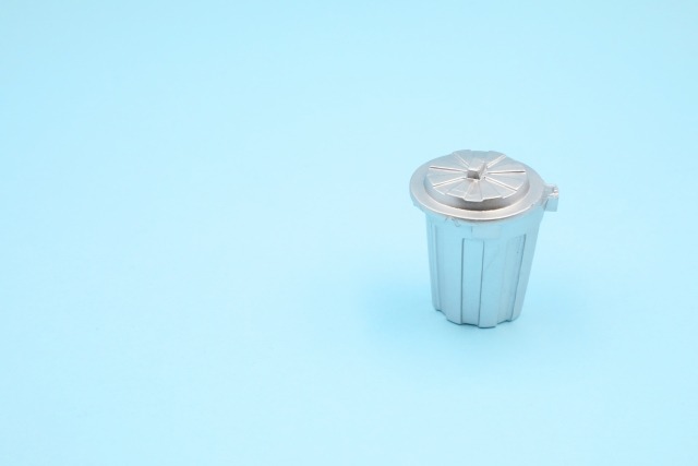 ミニチュアのスチール製ゴミ箱