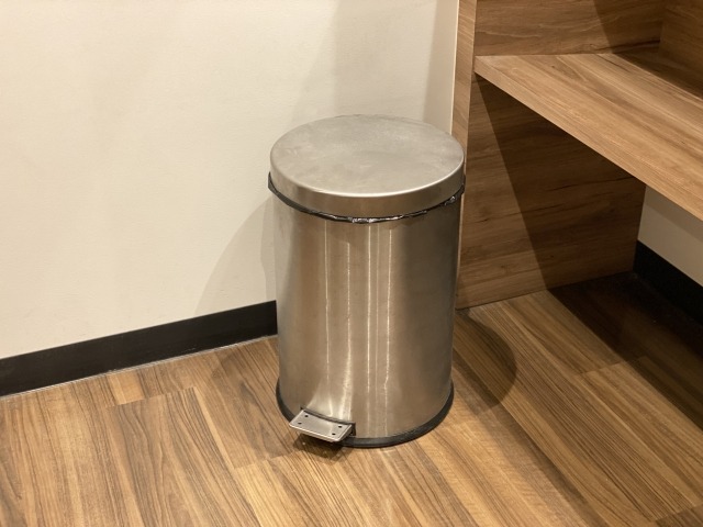 家庭に置かれた金属製ペダル式ゴミ箱