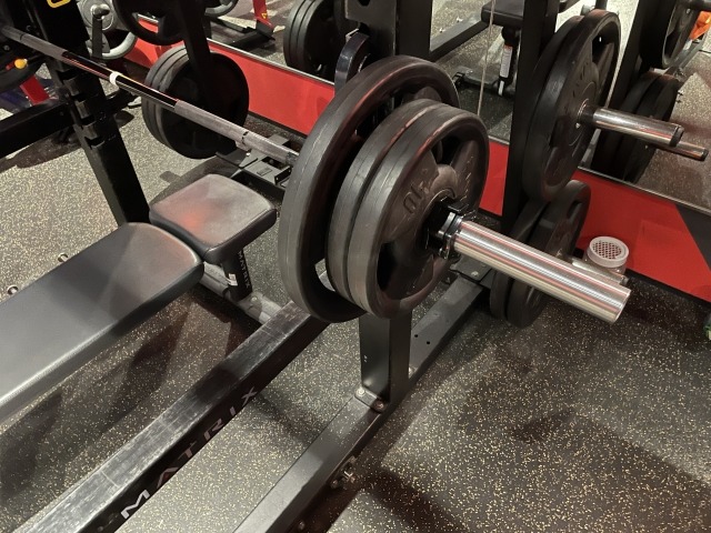 100kgバーベルが設置されたベンチプレス台