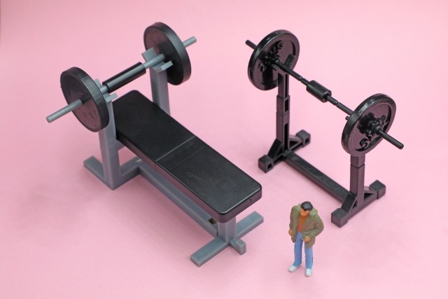 ミニチュアのバーベルや筋トレ器具