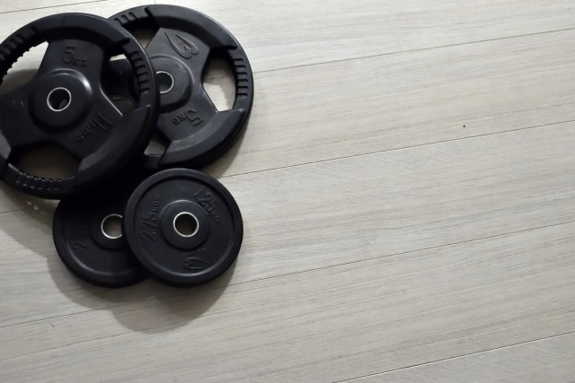 フローリングに置かれたバーベル用プレート
