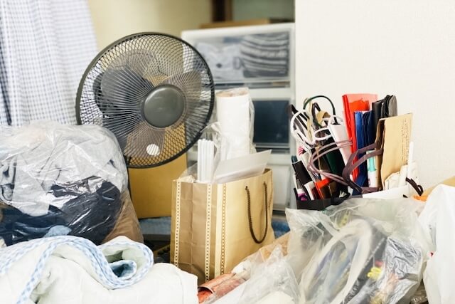 押入れの不用品を断捨離する様子

