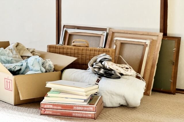 実家じまいのため仕分けられた不用品