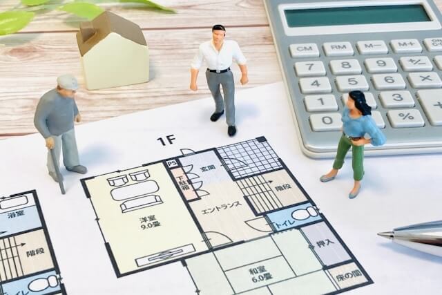 テーブルに広げた間取り図と電卓