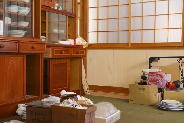 物が溢れる古いリビングの様子