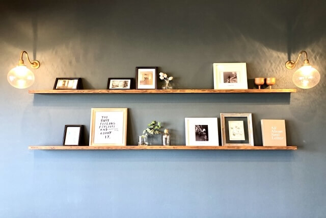 壁面の飾り棚に並ぶ額縁