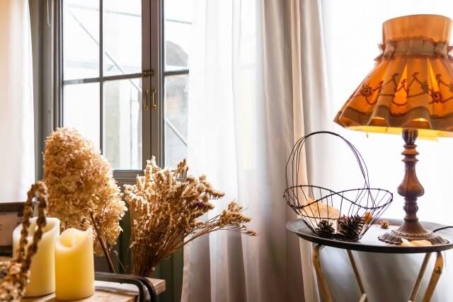 オレンジ色で統一されたアンティーク調の部屋