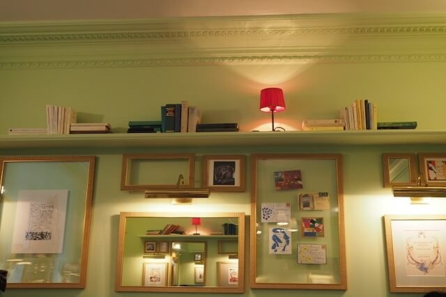 壁面に飾られた額縁とインテリア