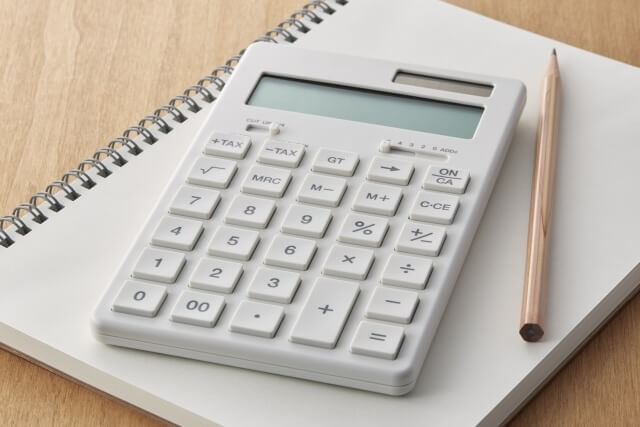 白いノートと電卓