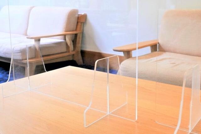 応接間に置かれた卓上のアクリルパーテーション