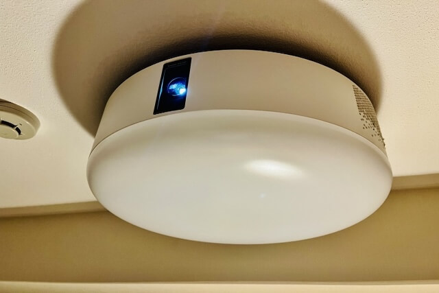 照明一体型の天井設置プロジェクター