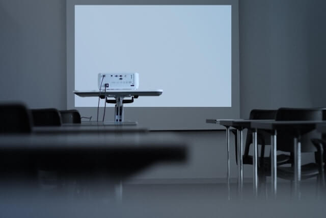 天井設置型のスクリーンに投影するプロジェクター