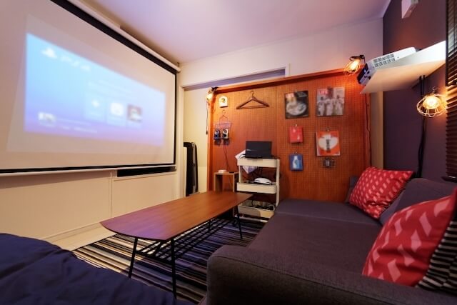 室内に設置されたプロジェクターとスクリーン