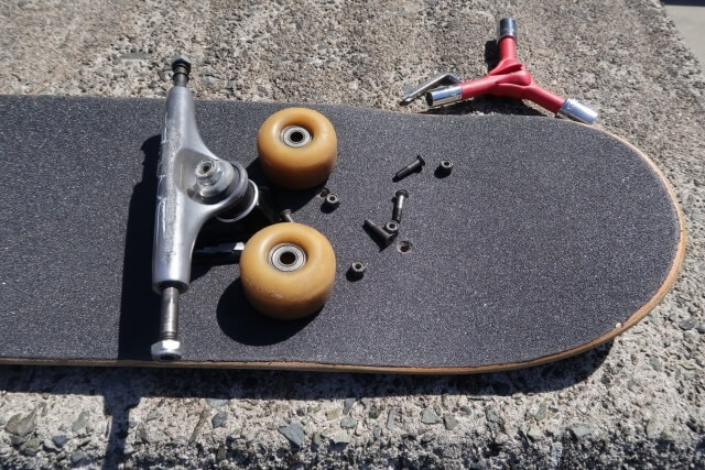 スケボーを解体してボードに部品を並べた様子