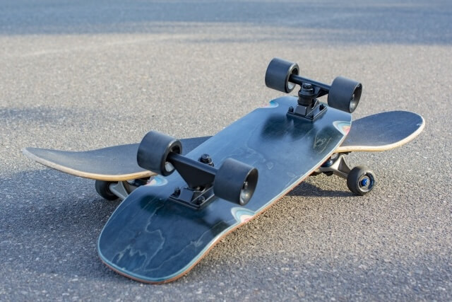 黒いスケボー2台を重ねて置いた様子