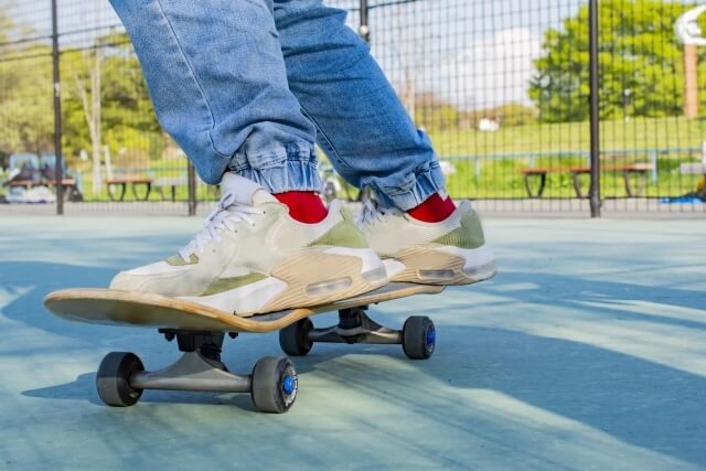 スケボーに乗る足元