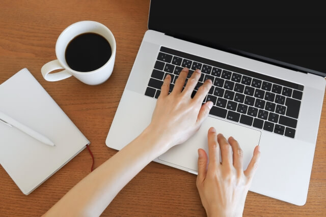 パソコンで業者を検索する手元