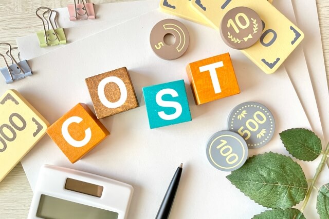 COSTの文字ブロックとおもちゃのお金