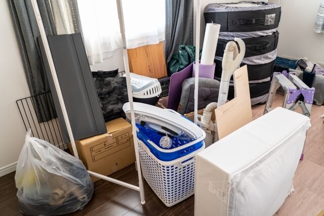 部屋に散乱した不用品