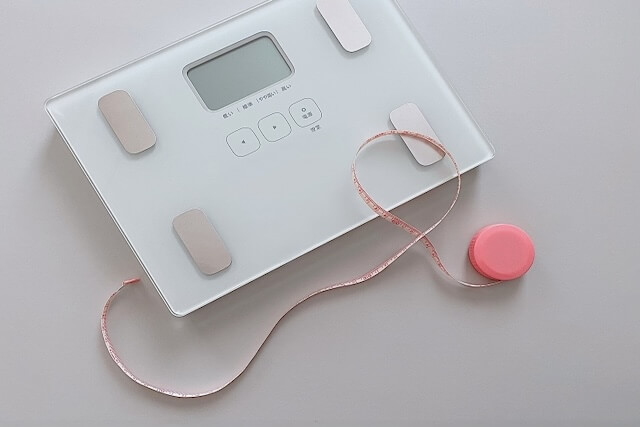 メジャーと白い体重計
