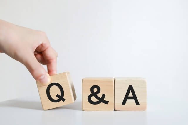 指でつまむQ&Aの木製ブロック